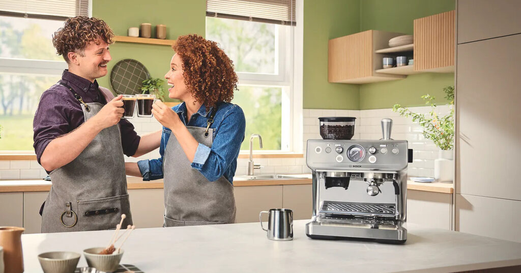 Bosch HomeCafé Serie 4 startet als Siebträgermaschine mit integriertem Mahlwerk – Editorialmotiv ohne Text
